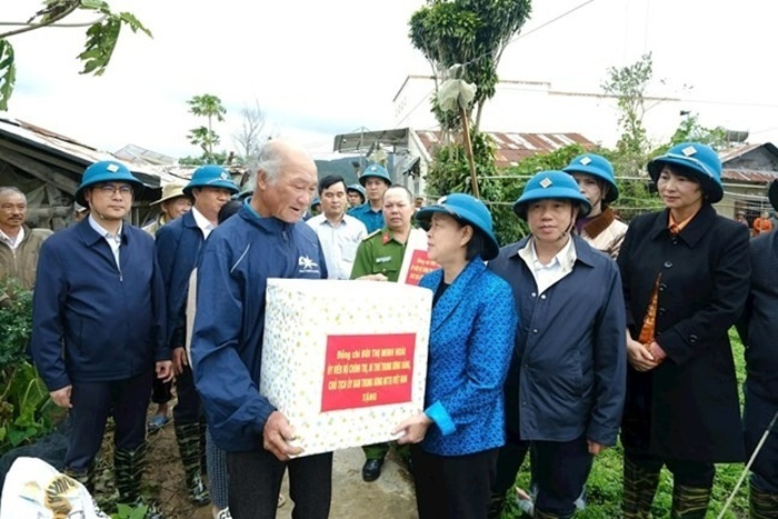 Chủ tịch Ủy ban Trung ương MTTQ Việt Nam Bùi Thị Minh Hoài thăm, động viên người dân vùng lũ xã Ka Đô, tỉnh Lâm Đồng - 3