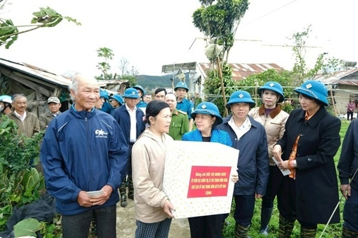 Chủ tịch Ủy ban Trung ương MTTQ Việt Nam Bùi Thị Minh Hoài tặng quà hỗ trợ, động viên các hộ bị thiệt hại nặng bởi thiên tai tại xã Ka Đô.