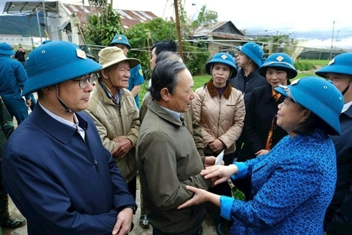 Chủ tịch Ủy ban Trung ương MTTQ Việt Nam Bùi Thị Minh Hoài ghi nhận, đánh giá cao các Trưởng Ban Công tác Mặt trận thôn tại xã Ka Đô đã phát huy tốt vai trò, trách nhiệm trong đợt mưa lũ vừa qua.