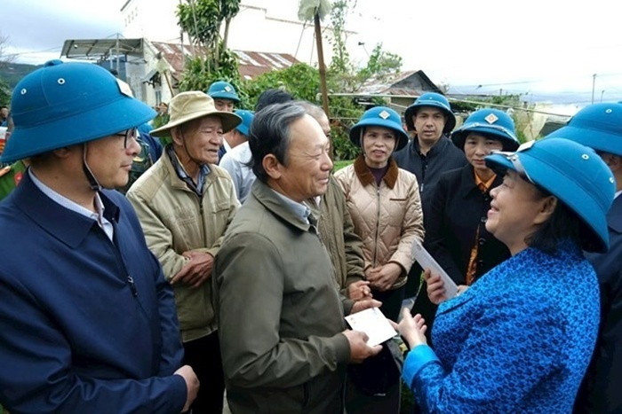 Chủ tịch Ủy ban Trung ương MTTQ Việt Nam Bùi Thị Minh Hoài động viên đội ngũ cán bộ Mặt trận cơ sở.