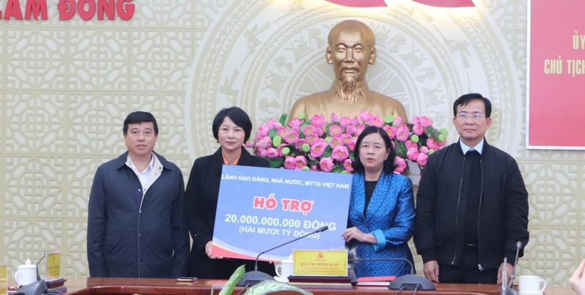 Bà Bùi Thị Minh Hoài thay mặt lãnh đạo Đảng, Nhà nước, MTTQ Việt Nam trao tặng cho tỉnh Lâm Đồng 20 tỷ đồng để khắc phục hậu quả do mưa lũ gây ra trên địa bàn.