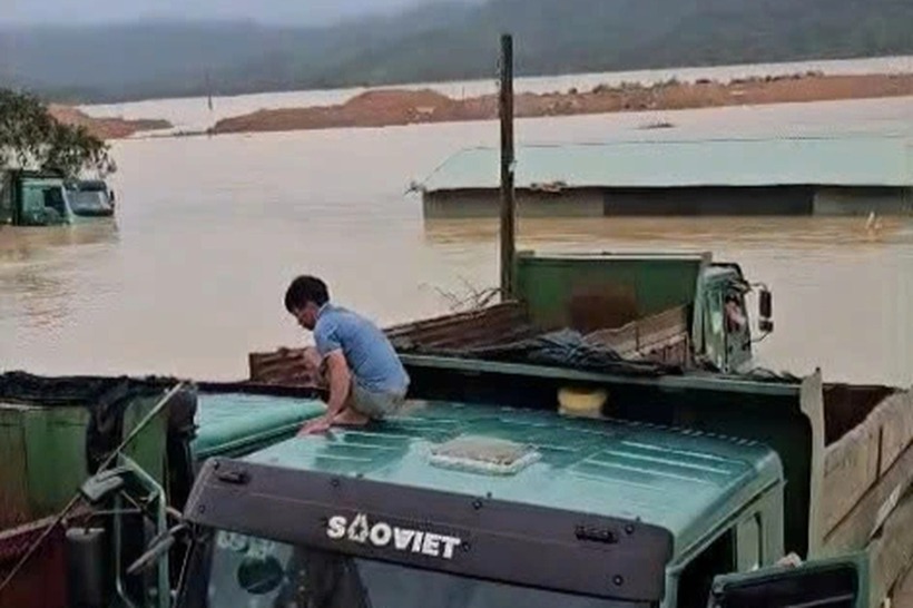 Công nhân bị mắc kẹt trên công trường. Ảnh: Báo Dân trí.