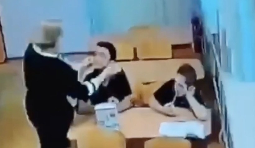 Hình ảnh giáo viên dùng băng dính bịt miệng học sinh được camera ghi lại.
