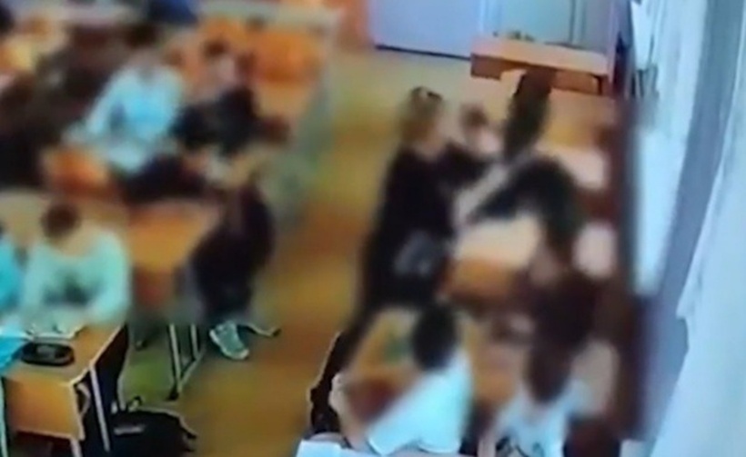 Hình ảnh giáo viên dùng ghế đánh học sinh.