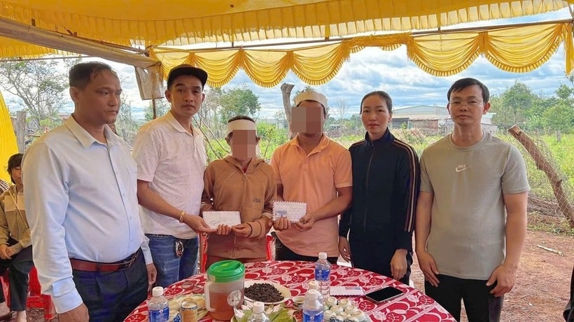 Đại diện lãnh đạo UBND xã đã đến thăm hỏi, động viên và hỗ trợ mỗi gia đình. Ảnh: Báo Gia Lai.