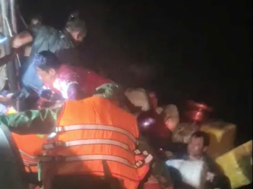 Các thuyền viên gặp nạn trên biển được cứu nạn, đưa lên tàu an toàn. Ảnh: SGGP.