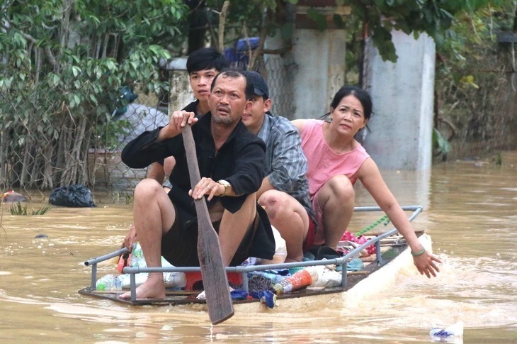 Mưa lũ làm 68 người chết và mất tích vì mưa lũ, thiệt hại gần 9.000 tỷ đồng. Ảnh: Báo Tuổi trẻ.