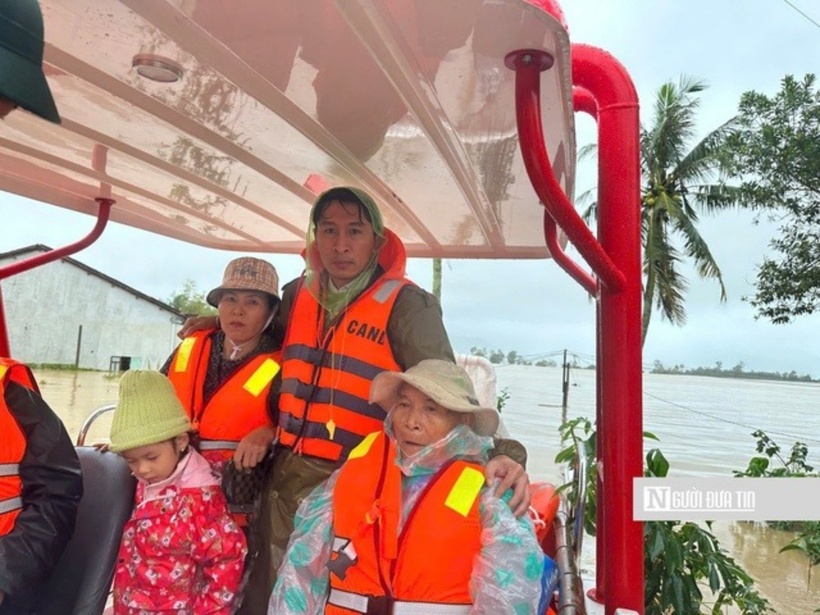 Lực lượng chức năng tỉnh Đắk Lắk đưa người dân vùng cô lập tới nơi tránh trú an toàn