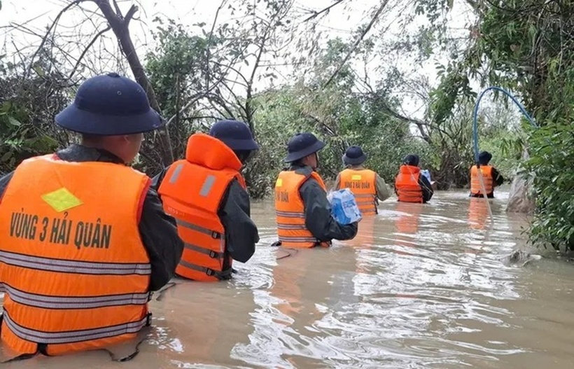 Lực lượng chức năng đưa lương thực, nước uống hỗ trợ người dân. Ảnh: Báo Sài Gòn giải phóng.