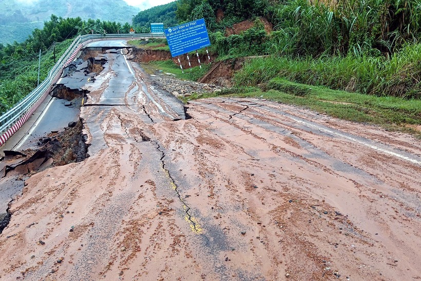 Mặt đường đèo Khánh Lê trên quốc lộ 27C qua tỉnh Khánh Hòa tiếp tục sạt lở. (Ảnh: VietnamNet)