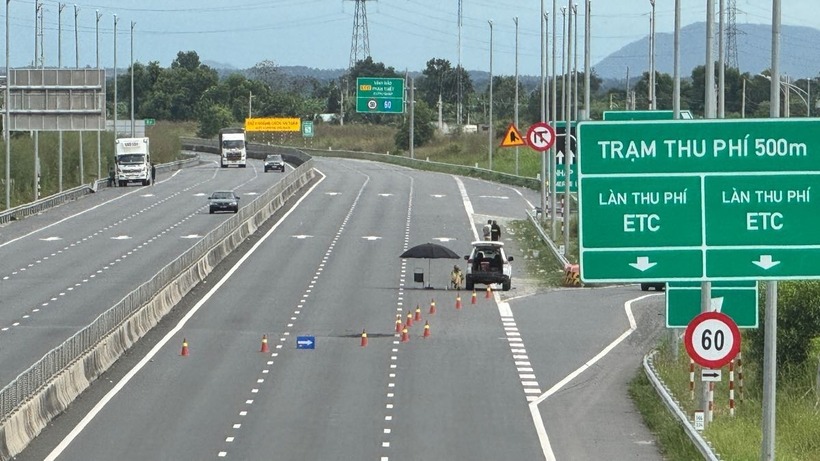 Sáng ngày 22/11, Cục Cảnh sát Giao thông điều tiết phương tiện ra khỏi cao tốc tại nút giao Phan Thiết. Ảnh: Lao Động.