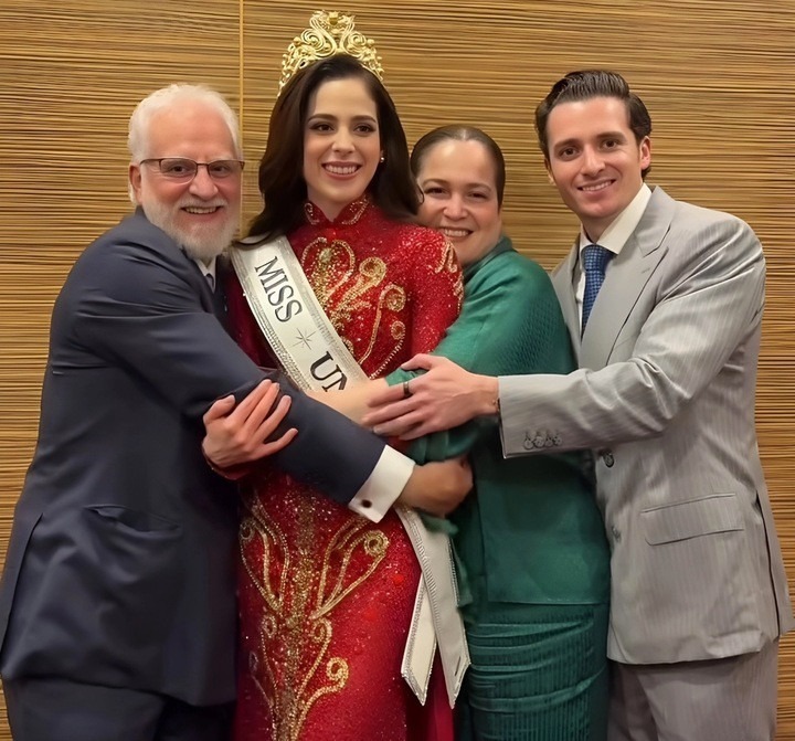 Tân Miss Universe 2025 bên cạnh gia đình.