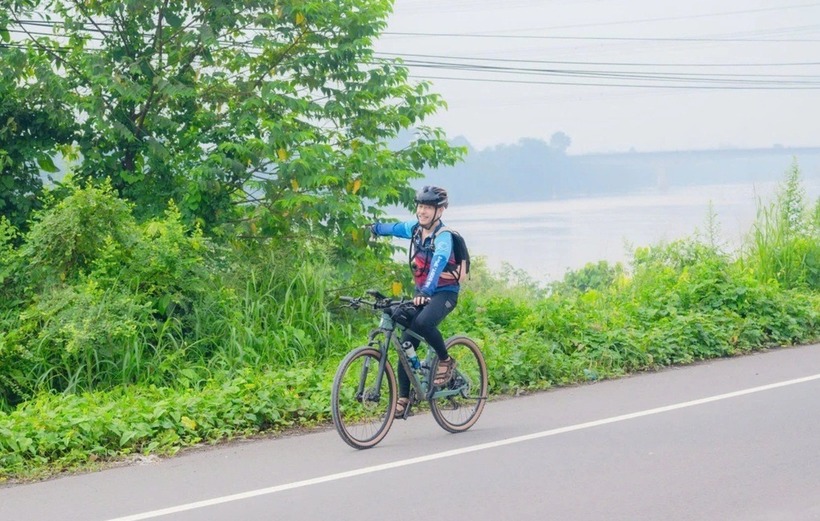 Giáo sư Trương Nguyện Thành trong một hành trình đạp xe đường trường. Ảnh: Dân trí