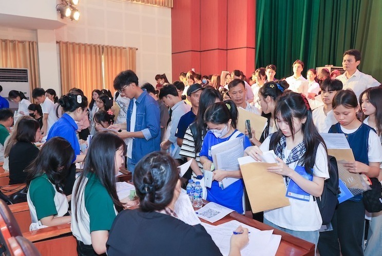 Sinh viên nhập học Trường Đại học Sư phạm Hà Nội 2 năm 2025. Ảnh: Lao động