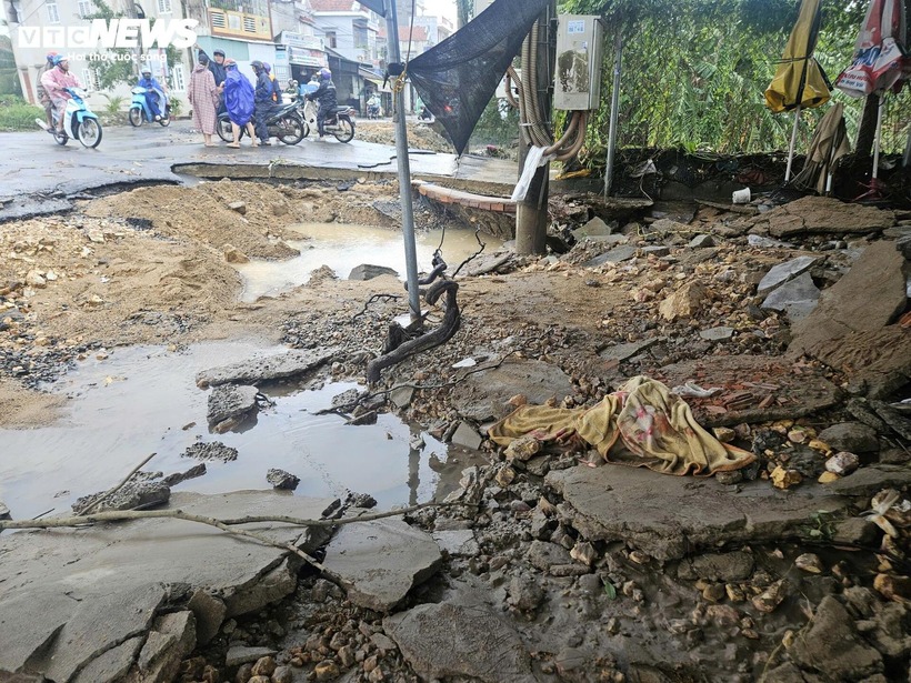 Tại một số khu vực trên địa bàn xã, khi lũ rút đã hiện ra khung cảnh tan hoang.