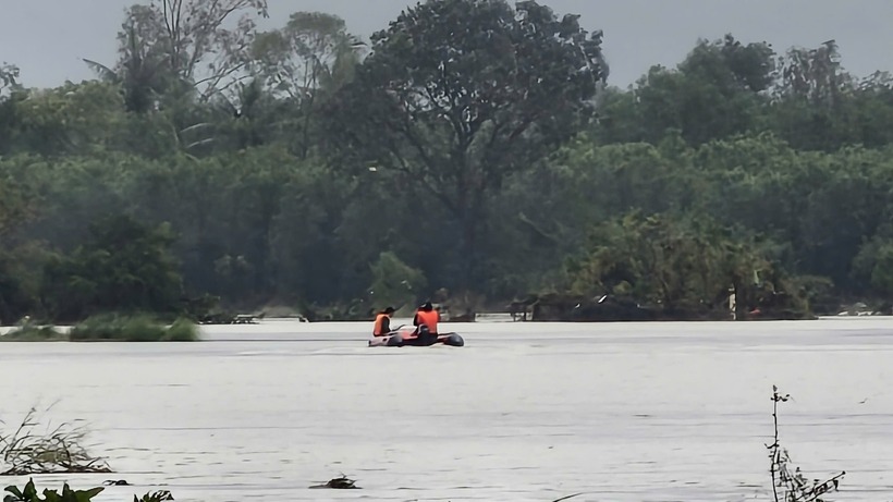 Trên dòng nước lũ đục ngầu, các ca nô của lực lượng cứu hộ tỉnh Đắk Lắk và xã Hòa Thịnh liên tục quần thảo, chạy đua với thời gian để tiếp cận các hộ dân gặp nguy hiểm.