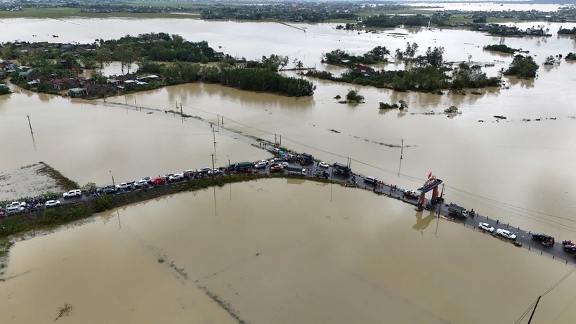 Chia sẻ trên báo Pháp luật TP.HCM, ông Lê Chí Hoại, Chủ tịch UBND xã Hòa Thịnh (tỉnh Đắk Lắk), có mặt tại hiện trường bác bỏ tin đồn thất thiệt về số lượng người chết hàng loạt, đồng thời trấn an người dân cần bình tĩnh, chỉ theo dõi thông tin chính thống.