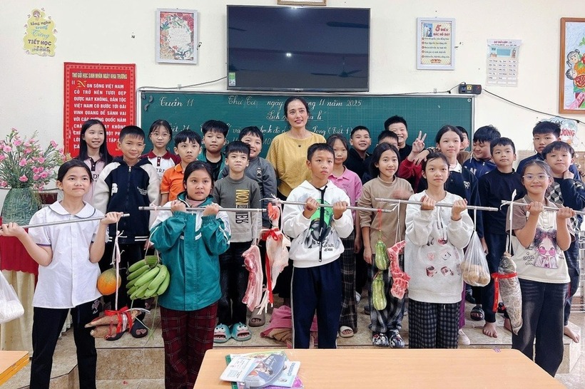 Học sinh gánh "cây nhà lá vườn" tặng cô giáo 20/11 gây bão mạng. Ảnh: Tạp chí Tri thức.