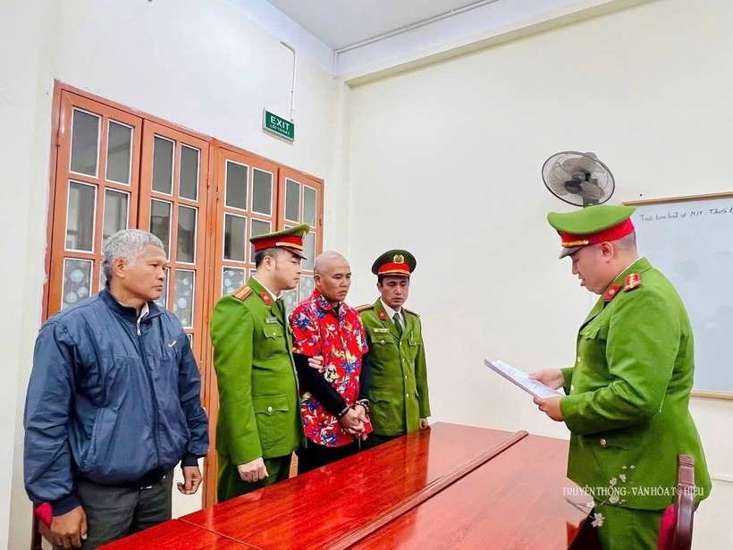 Công an tỉnh Sơn La ra quyết định khởi tố đối tượng Ngô Mạnh Cường (áo đỏ). Ảnh: Tiền phong