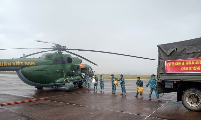 Hàng cứu trợ gồm: Lương khô, bánh, sữa, nước uống, áo phao. (Ảnh: Dân trí)