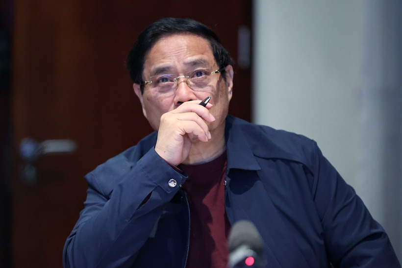 Kết luận cuộc họp khẩn trực tuyến lúc 2h sáng từ Nam Phi, Thủ tướng Phạm Minh Chính nhấn mạnh, nhân dân cần nhất chúng ta trong những lúc khó khăn (Ảnh: VGP).