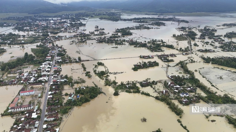 Khu vực xã Hòa Thịnh, tỉnh Đắk Lắk chìm trong biển nước (Ảnh: Nguyễn Dinh).
