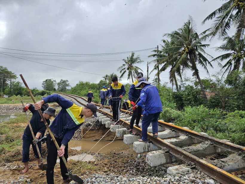 Công nhân thi công khắc phục hậu quả lũ lụt
