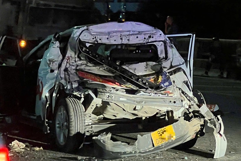 Các phương tiện bị đâm gồm: taxi màu trắng BKS 99E-000.xx do anh T.H.P. (SN 1980, quê Bắc Ninh) điều khiển; xe tải BKS 29K-067.xx do anh L.Q.H. điều khiển; xe tải chở rau BKS 30M-387.xx do anh N.M.H. điều khiển. (Ảnh: Dân trí)