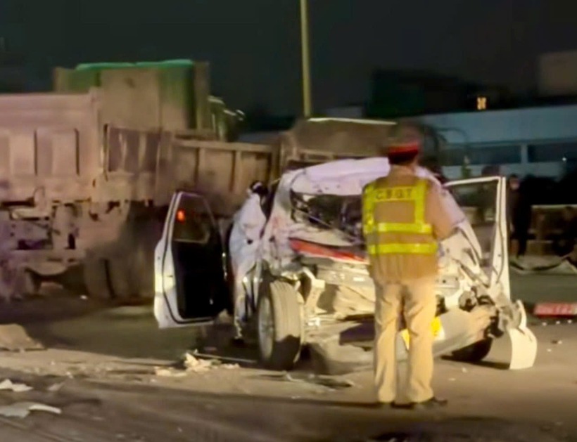 Lãnh đạo UBND phường Hoàng Mai (TP.Hà Nội) cho biết trên Dân trí, khoảng 0hsáng 23/11, tại đường Vành đai 3 trên cao (đoạn khu vực cột đèn SS1B/ĐB1-2/17, phường Hoàng Mai) xảy ra vụ tai nạn giao thông liên hoàn giữa 4 ô tô. Vụ việc khiến 2 người bị thương. (Ảnh: Dân trí)