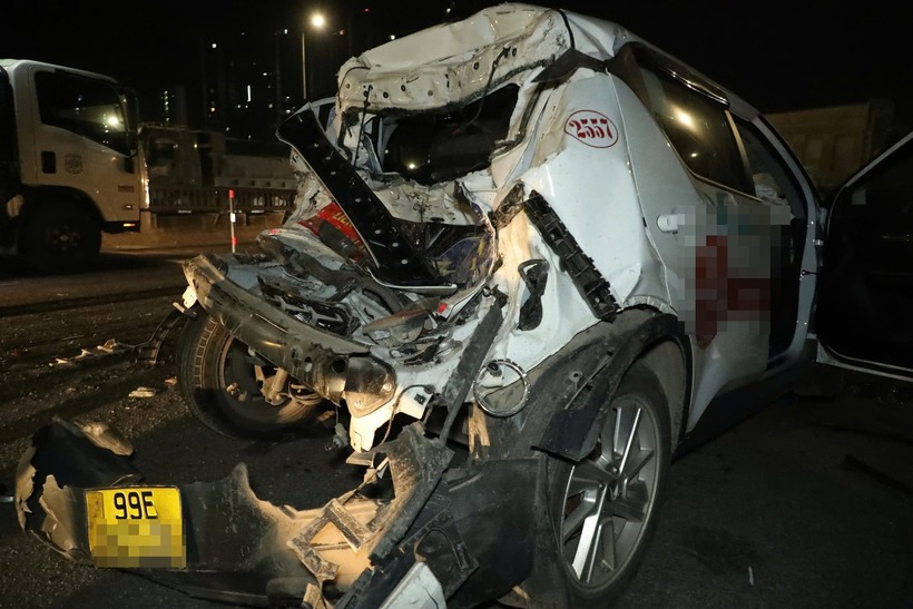 Vụ va chạm khiến ô tô con BKS 99E bị biến dạng, túi khí nổ, trong xe có 2 người bị thương. 4 phương tiện khác bị hư hỏng nằm trên đường. (Ảnh: Tiền phong)