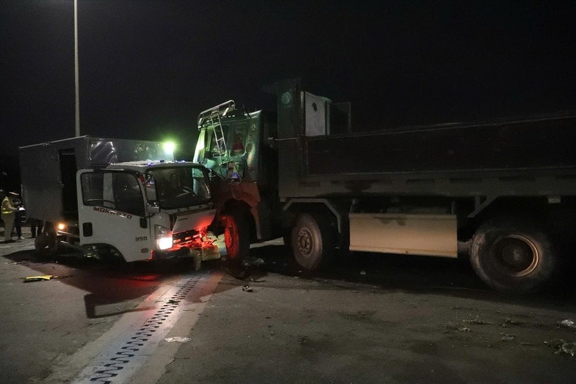 Vào thời gian trên, anh T.D.K. (SN 1996, quê Tuyên Quang) điều khiển xe tải nhãn hiệu Howo BKS 30M-452.xx đi trên Vành đai 3 (hướng cầu Thanh Trì - cầu Mai Dịch), khi đến đoạn ngang tòa nhà Toyota Pháp Vân, xe tải bất ngờ đâm "dồn toa" vào 3 ô tô khác. (Ảnh: Tiền phong)