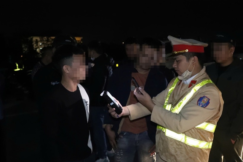 Sau khi tiếp nhận tin báo, cán bộ, chiến sĩ Đội CSGT đường bộ số 14 (Phòng CSGT Công an TP.Hà Nội) đã đến hiện trường để giải quyết vụ tai nạn. Qua kiểm tra nồng độ cồn chưa phát hiện vi phạm. Hiện nguyên nhân vụ tai nạn đang được điều tra làm rõ. (Ảnh: Tiền phong)