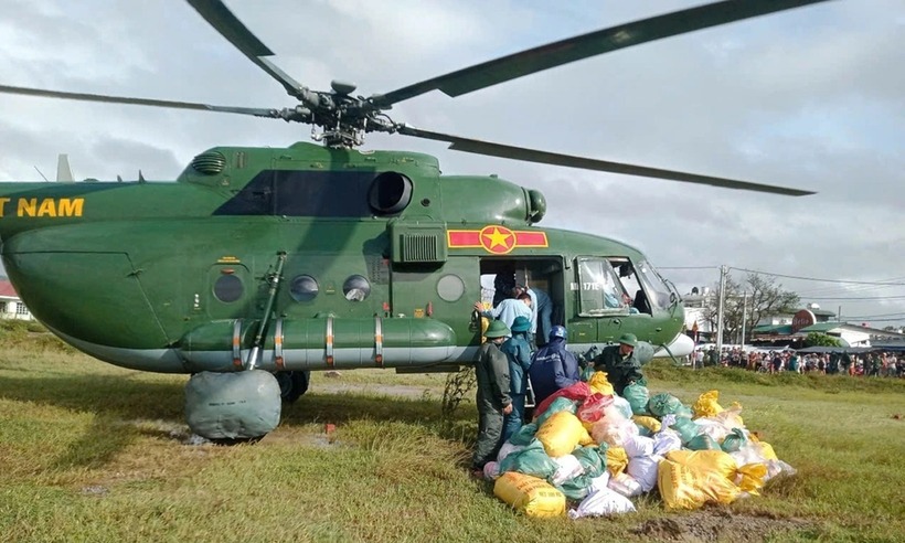 Trực thăng quân đội hỗ trợ vùng bị cô lập sáng 23/11. Ảnh: VTC News