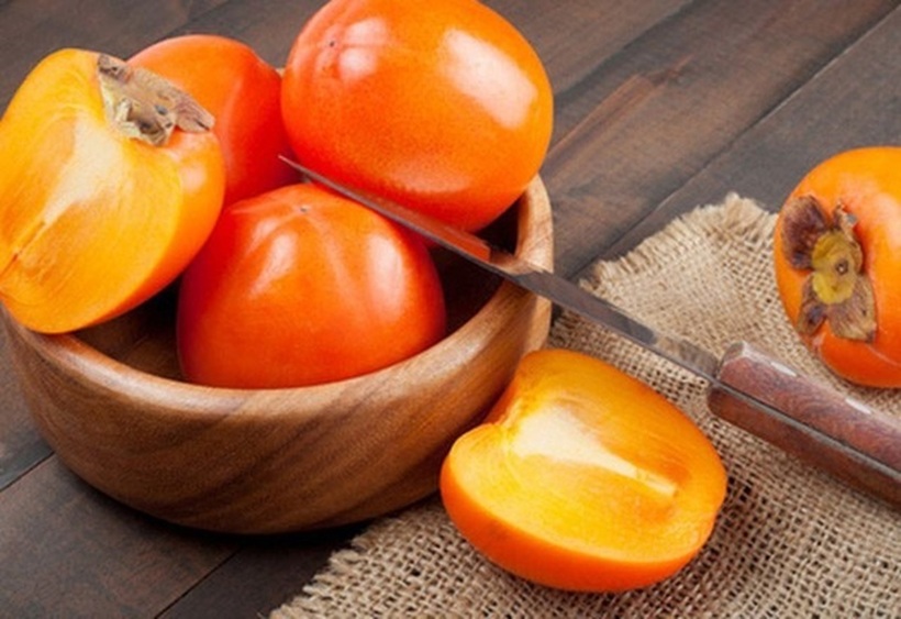 Hồng chứa hàm lượng vitamin A, vitamin C dồi dào, giúp tăng cường hệ miễn dịch và làm đẹp da.