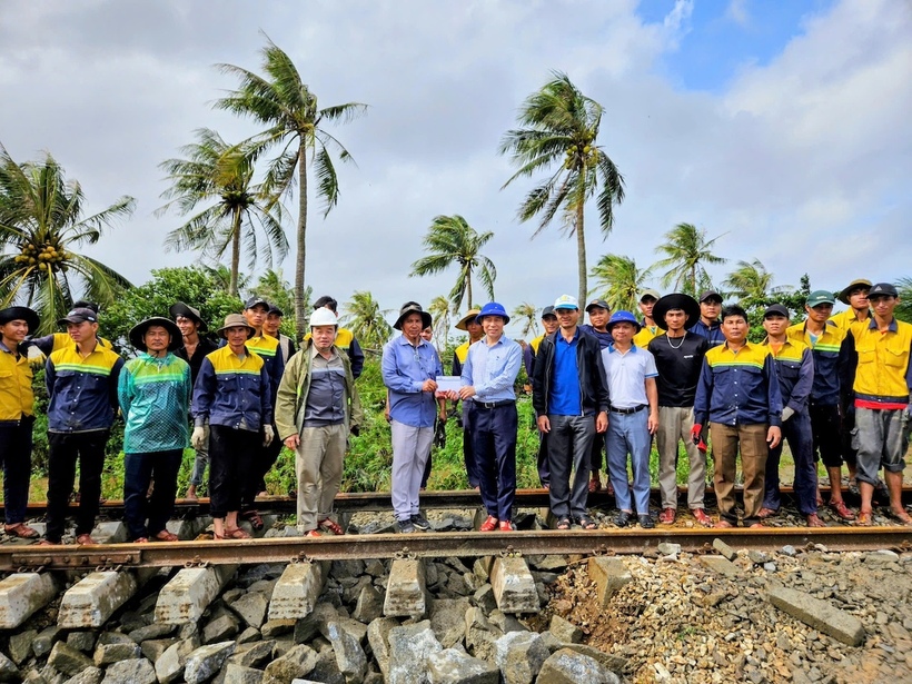 Đoàn công tác của Lãnh đạo VNR, Công đoàn Đường sắt Việt Nam đi kiểm tra và tặng quà cho cán bộ công nhân viên đang khắc phục hậu quả lũ lụt