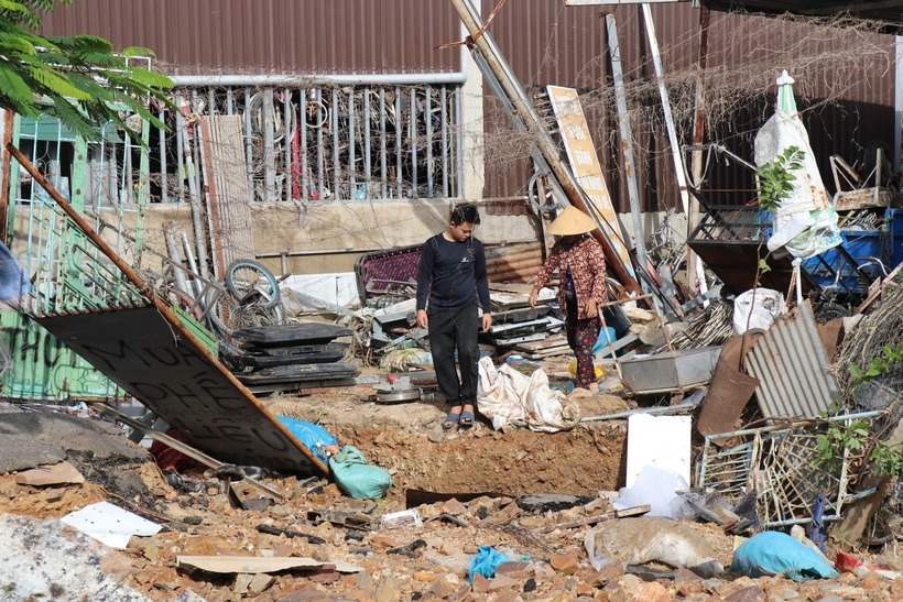 Người dân xã Ninh Phước (Khánh Hòa) dọn dẹp sau mưa lũ để sớm ổn định cuộc sống. Ảnh: Nguyễn Thành/TTXVN