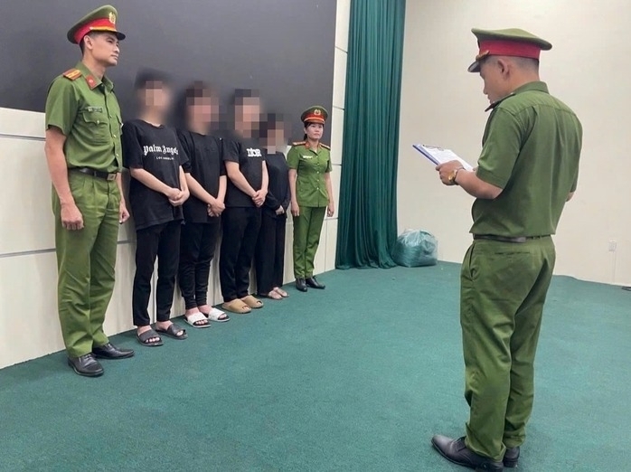 Các đối tượng tại cơ quan chức năng. Ảnh: Người lao động