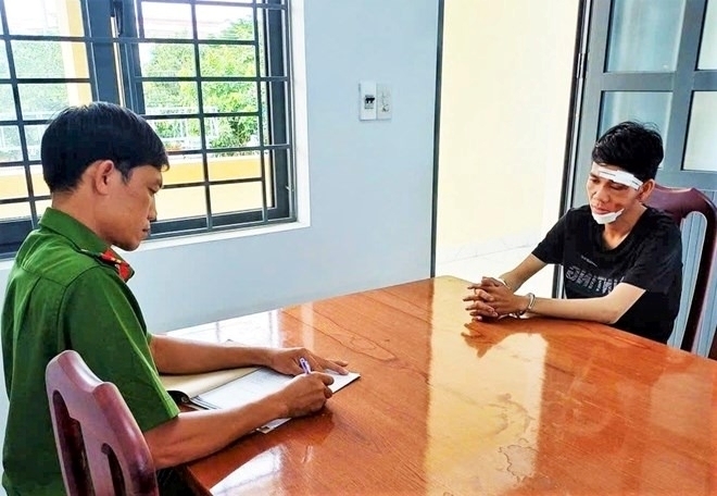 Nguyễn Văn Thông bị Công an xã Tân Thành (Lâm Đồng) bắt giữ về hành vi cướp giật tài sản. Ảnh: Lao động