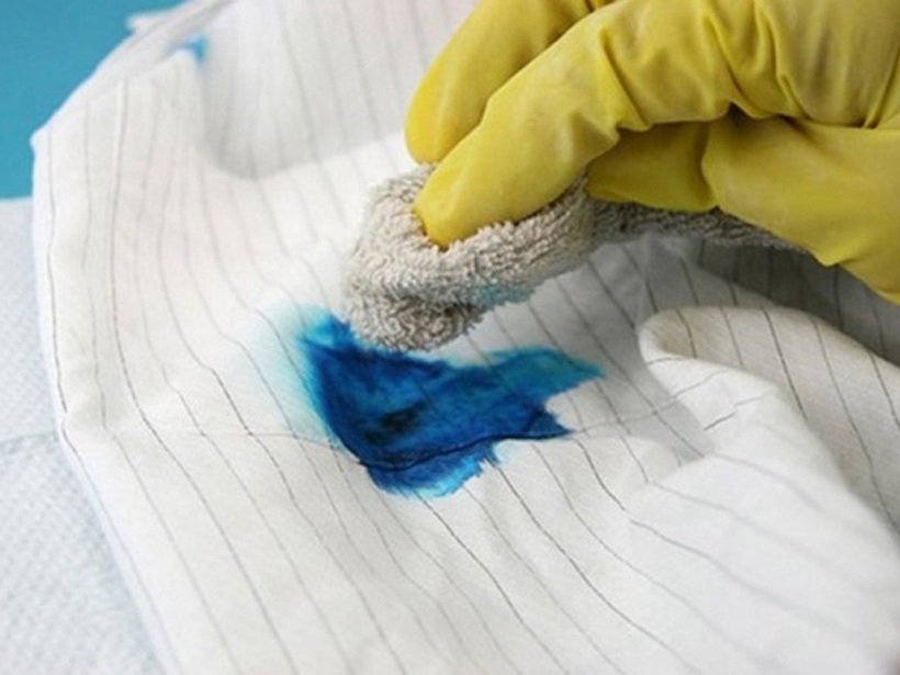 Vết mực càng để lâu, mực càng ngấm sâu vào sớ vải và khô lại, khiến việc làm sạch trở nên khó khăn hơn gấp nhiều lần.