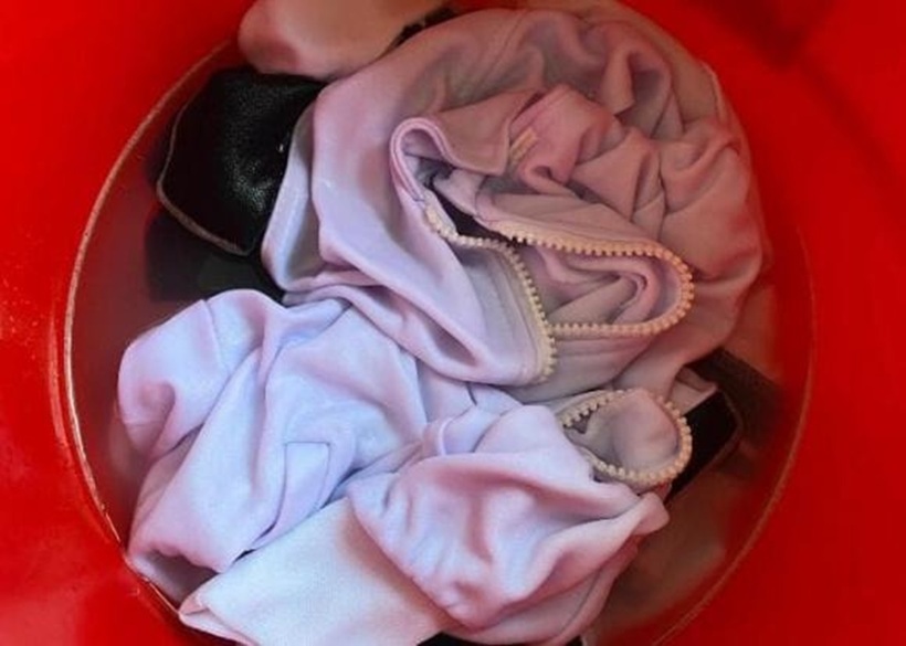 Nếu tẩy một lần chưa sạch, hãy lặp lại quy trình đó thêm 1-2 lần nữa trước khi phơi khô.