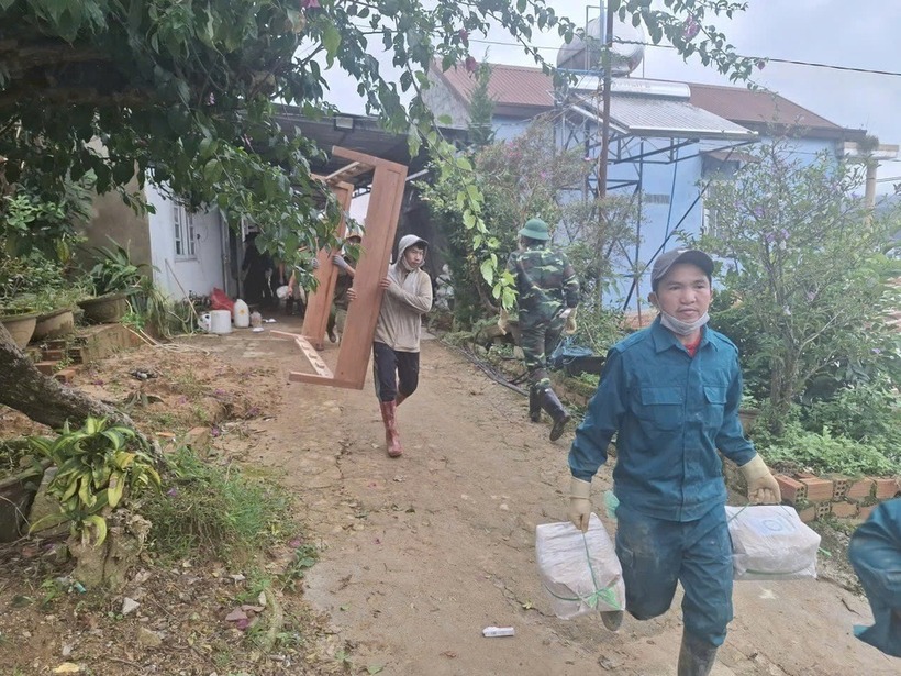 Mặt đất xuất hiện vết nứt chạy dài, Lâm Đồng sơ tán nhiều hộ dân khỏi vùng nguy hiểm - 2