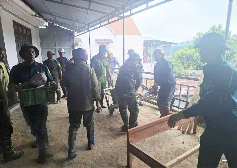 Lực lượng chức năng sơ tán người dân, di chuyển tài sản ra khỏi vùng nguy hiểm. Ảnh: Lao động