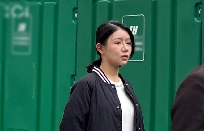 Gương mặt tiều tụy của người đẹp showbiz trong ngày ra tòa. Ảnh: Sao Star