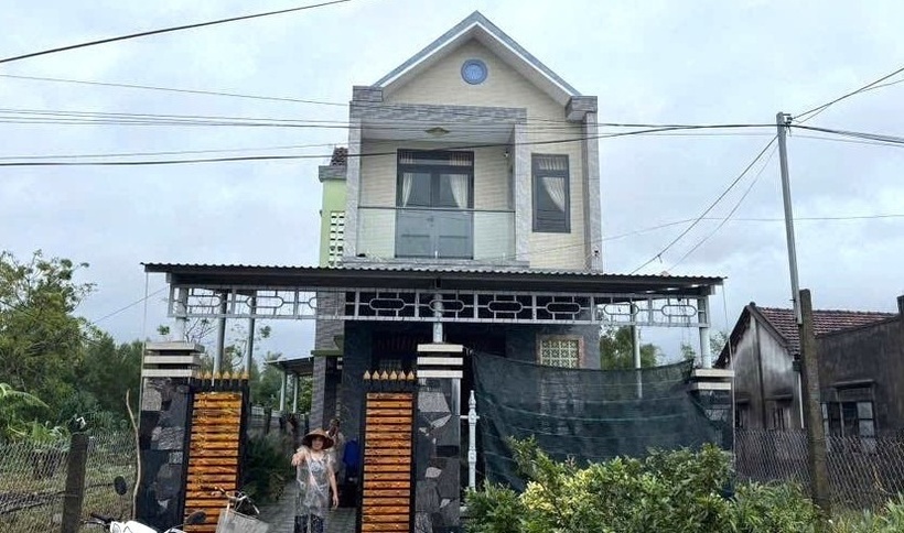 Ngôi nhà 2 tầng của gia đình bà Bùi Thị Yên, nơi tránh lũ của hơn 40 người trong thôn Phú Hữu. (Ảnh: VietnamNet)