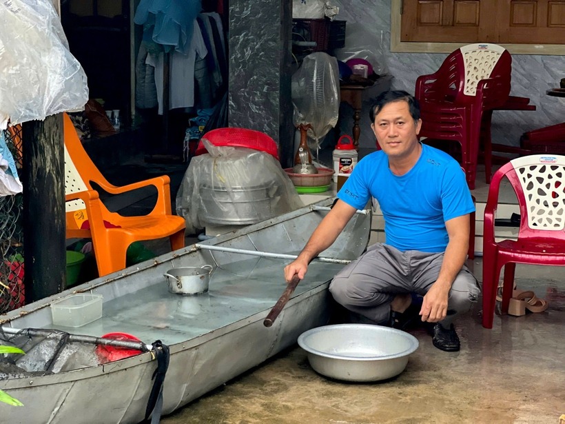 Anh Tấn cùng chiếc ghe bằng tôn cứu nhiều người trong tổ Mỹ Tài. (Ảnh: Tiền phong)