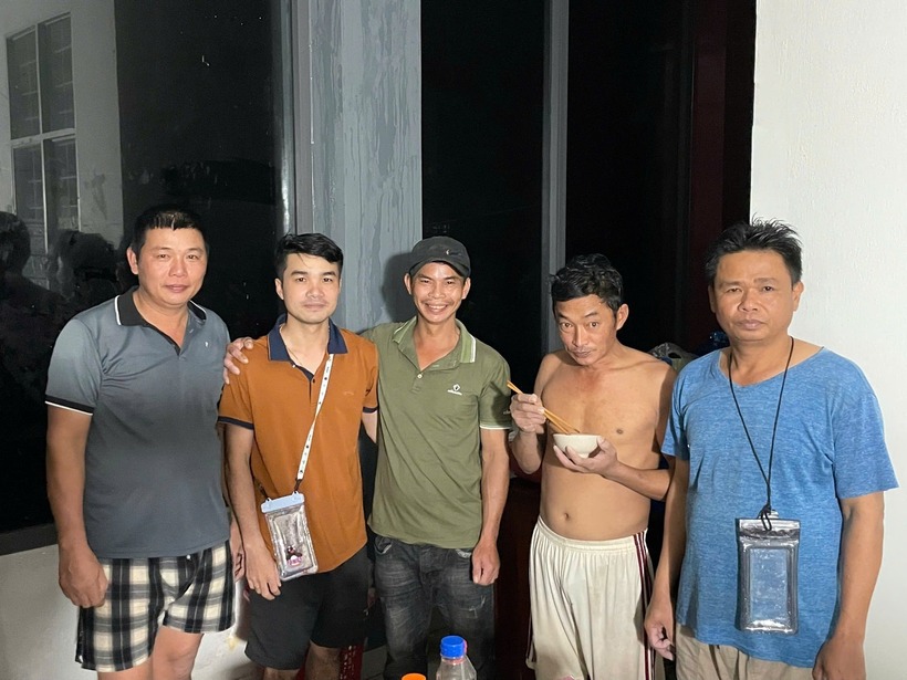 5 người hùng cùng với lực lượng Công an xã Hoà Thịnh giúp dân thoát khỏi nguy hiểm. (Ảnh: Tiền phong)