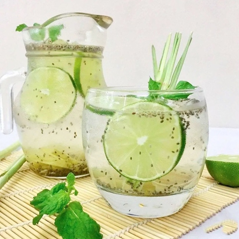 Nước chanh chứa nhiều vitamin C và flavonoid, những chất có khả năng làm sạch lòng mạch và hỗ trợ gan đào thải mỡ thừa.