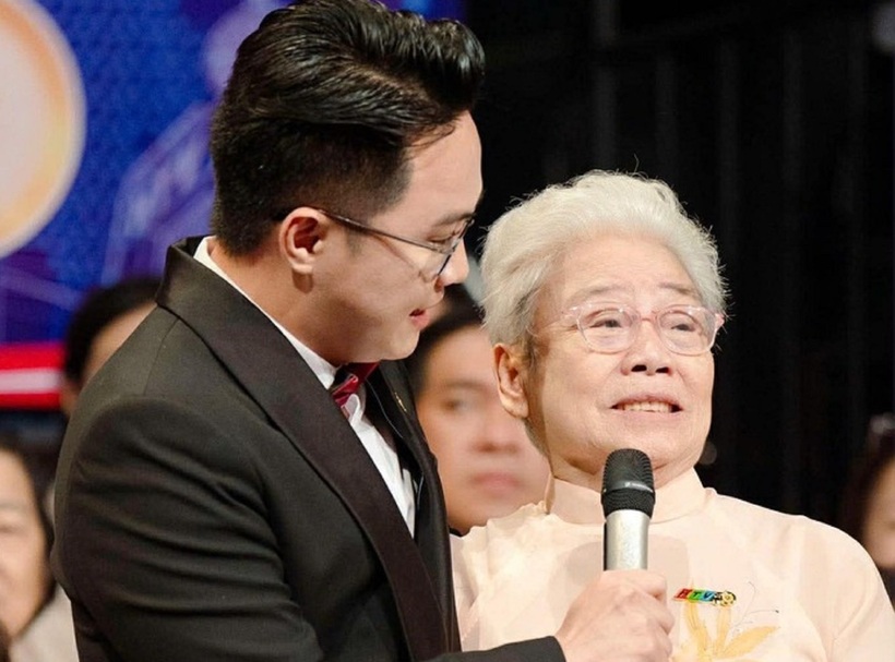 MC Huỳnh Tấn Tài trò chuyện với bà Hồ Mỹ Hạnh tại HTV. Ảnh: NLĐ