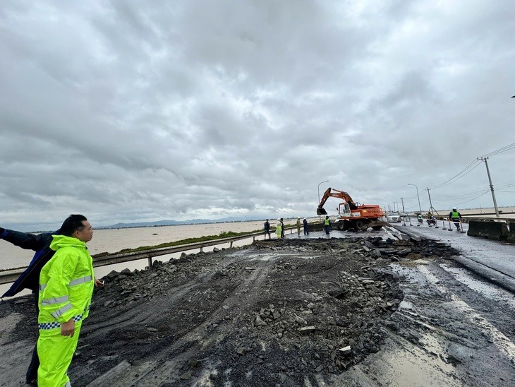 Hố sụt xuất hiện tối 21/11 tại km1339+300 quốc lộ 1 phía bắc hầm Đèo Cả đã được các đơn vị đường bộ xử lý xong để thông xe chiều 22/11. (Ảnh: Cục Đường bộ Việt Nam)