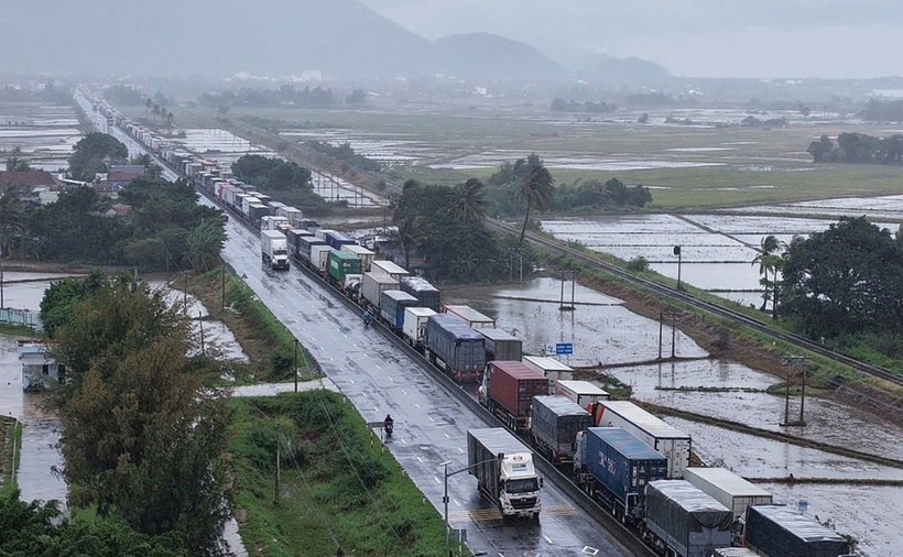 Kẹt xe hơn 20 km trên quốc lộ 1 đoạn qua khu vực Vạn Ninh, Khánh Hoà, trưa 22/11. (Ảnh: VnExpress)